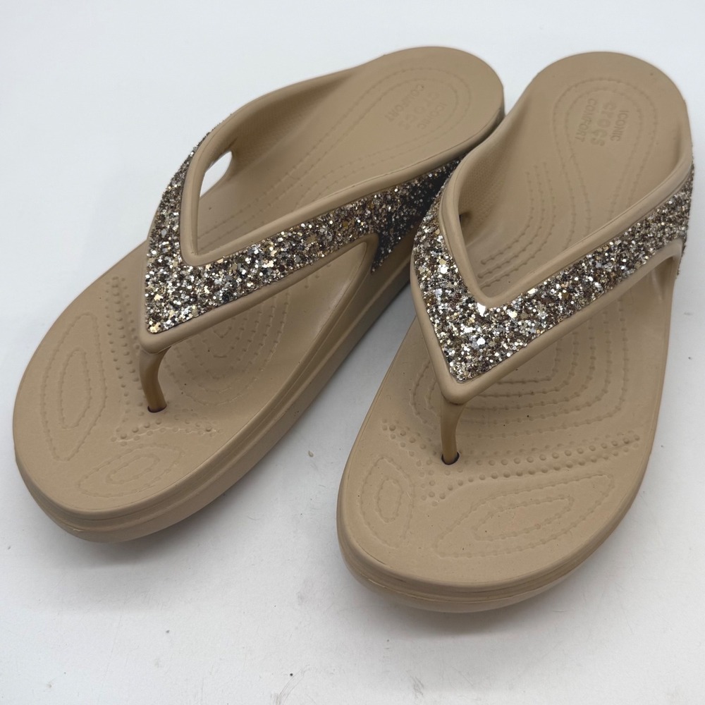 Crocs Sloane Glitter Low Wedge Flip Flop Sandals Gold Khaki Womens 10 beach
